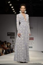 Model walk the ramp for Anand Kabra Show at Wills Lifestyle India Fashion Week 2012 day 1 on 6th Oct 2012 (98).JPG
